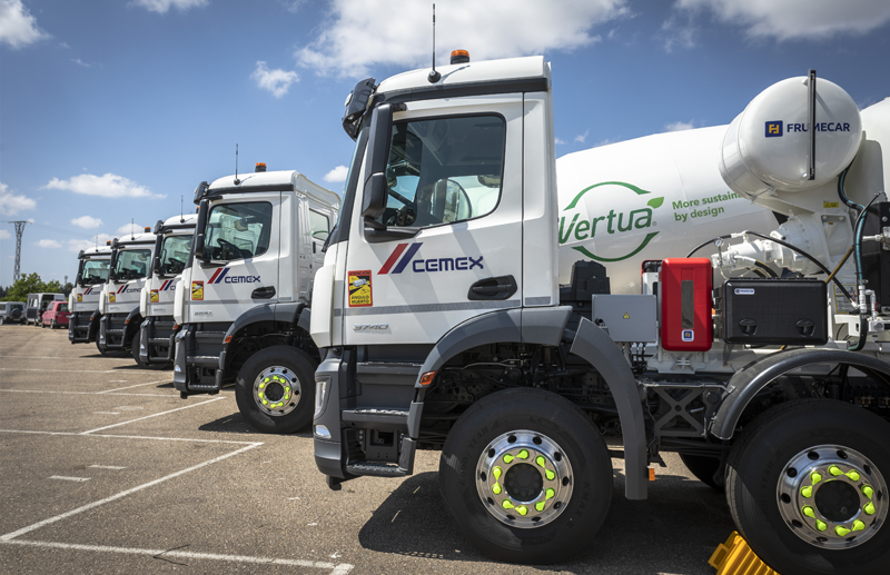 Cemex estrena seis hormigoneras Mercedes-Benz en Aragón para transportar hormigón bajo en emisiones