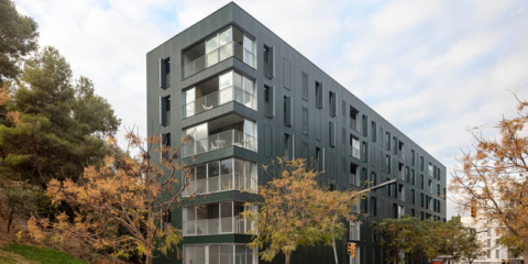 Un edificio de viviendas en Barcelona incorpora correderas de Technal para aprovechar la energía