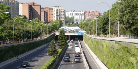 Finaliza la instalación de los jardines verticales en los muros de un tramo de la M-30 de Madrid