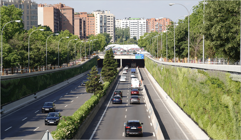 Los muros de hormigón de la M-30 de Madrid cuentan con jardines verticales