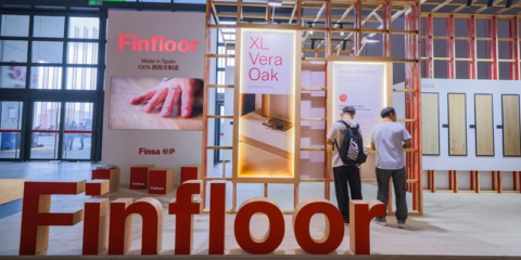 El suelo laminado y sostenible de la marca Finfloor se ha mostrado en la feria Domotex Asia