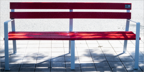 La ciudad de Valencia instalará una treintena de bancos fabricados con tarjetas de crédito recicladas