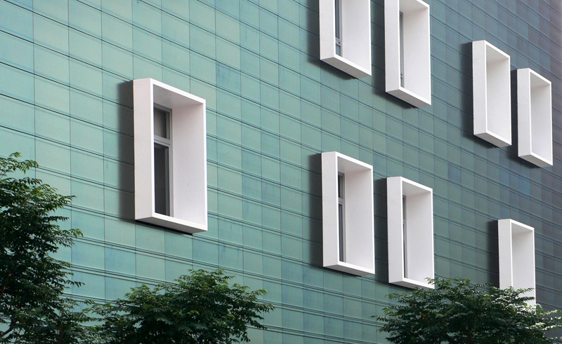 Una fachada camaleónica de Faveker protege el centro de Centro de Salud de Illueca