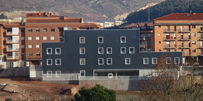 Una fachada camaleónica de Faveker protege el centro de Centro de Salud de Illueca