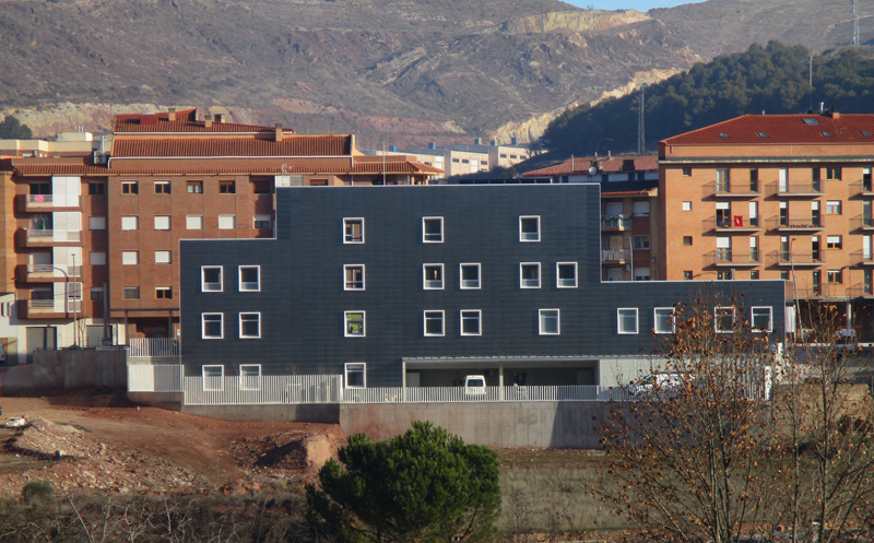 Una fachada camaleónica de Faveker protege el centro de Centro de Salud de Illueca 