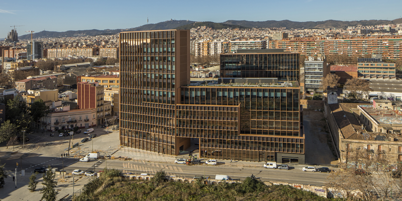 Edificio Smart 22@ con vidrios de AGC