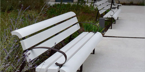 La nueva colección de mobiliario urbano de Ulma cuenta con un diseño ergonómico y sostenible