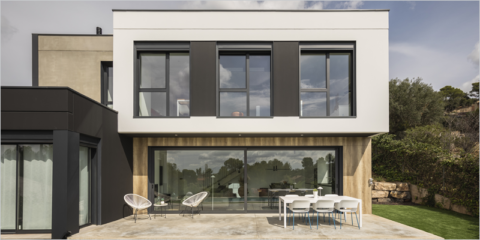 Corredera elevable Galene de Technal para conectar los espacios de una vivienda en Matadepera