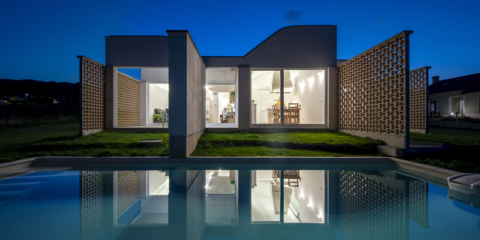 La cerámica de Gres Aragón reviste la cubierta curva de una vivienda unifamiliar en una aldea de Galicia