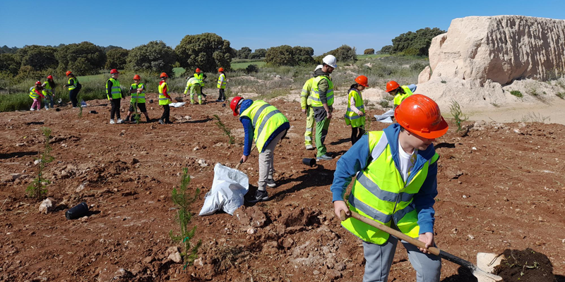 Alumnos del colegio público Miguel de Cervantes plantan árboles en la cantera de Valdilecha de Cemex