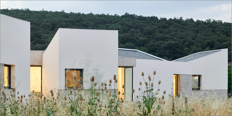 La cerámica extrusionada de Gres Aragón resuelve la piscina y el conjunto arquitectónico de Casa EA!