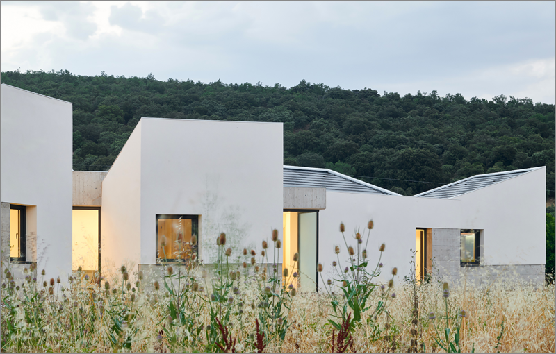 La cerámica extrusionada de Gres Aragón resuelvela piscina y el conjunto arquitectónico de Casa EA