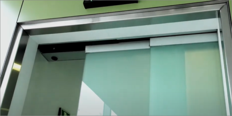 Puerta automática corredera telescópica de Manusa