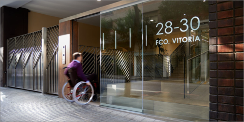 Las puertas automáticas de Manusa mejoran la accesibilidad y seguridad del sector residencial
