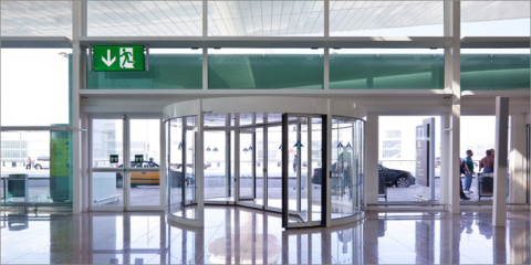 Eficiencia y seguridad en los aeropuertos gracias a las puertas automáticas de Manusa