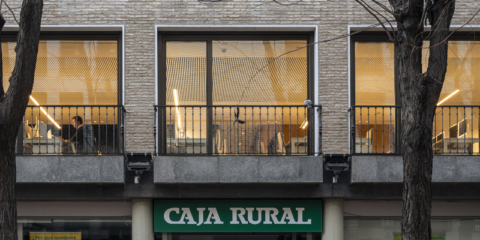 Ventanas y puertas Soleal Next de Technal en la rehabilitación de la sede de Caja Rural Sur en Sevilla