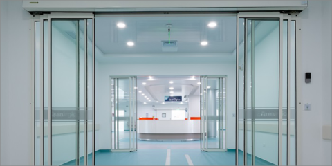Las puertas automáticas de Manusa mejoran la higiene y seguridad de los espacios sanitarios