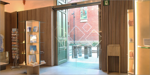 Aluminio, vidrio o acero para garantizar la durabilidad de las puertas automáticas de Manusa