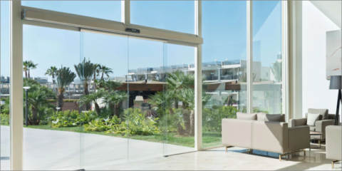 Las puertas automáticas de Manusa fomentan una mayor interacción con el entorno natural