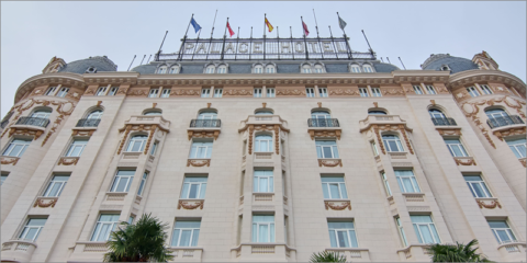El hotel Palace de Madrid recupera el aspecto original de su fachada tras un proceso de rehabilitación