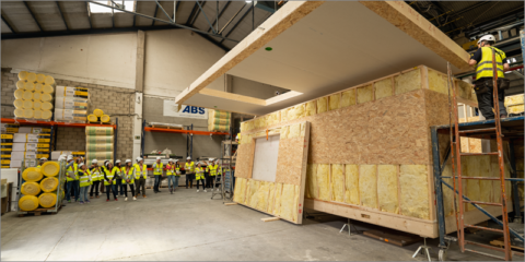 La compañía Saint-Gobain muestra en fábrica el proceso de un proyecto de construcción industrializada