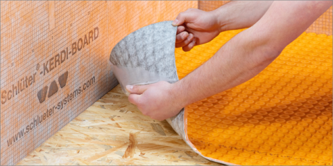 El sistema de suelo radiante eléctrico autoadhesivo de Schlüter-Systems ayuda a ahorrar energía