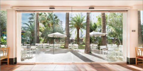 Las puertas automáticas de Manusa favorecen el bienestar de los clientes de hostelería y restauración