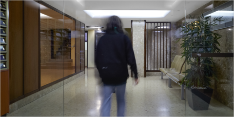 Accesibilidad y seguridad en los edificios residenciales con las puertas automáticas de Manusa