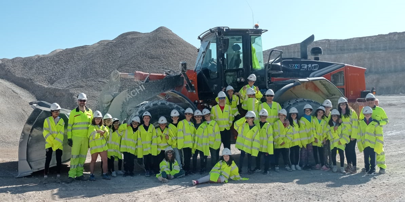 Más de 150 escolares participan en las actividades del Día del Árbol de Cemex