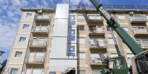 El proyecto InCube avanza con el montaje modular de las torres de acceso de un edificio en Zaragoza