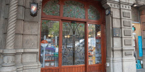 Las puertas automáticas de Manusa permiten adaptar el acceso a las necesidades de cada comercio