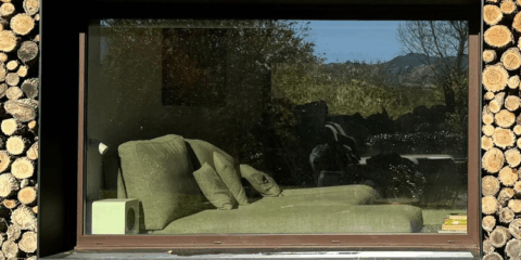 Una antigua cabaña en la Sierra de Madrid alcanza alta eficiencia energética con soluciones de aerotermia, domótica y energía solar de Orkli