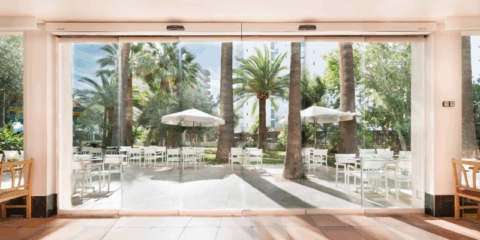 Climatización eficiente y reducción del consumo energético con las puertas automáticas de Manusa