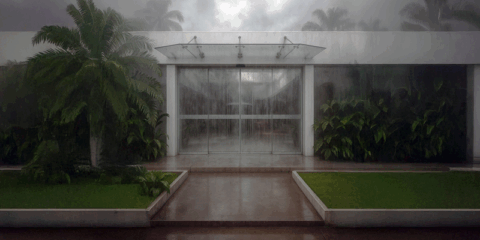 Manusa apuesta por la tropicalización para proteger puertas automáticas en entornos húmedos