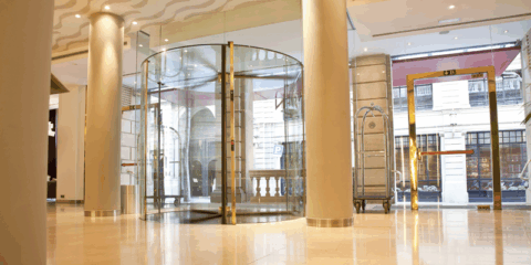 Las puertas automáticas giratorias de Manusa elevan el confort y la eficiencia energética en hoteles