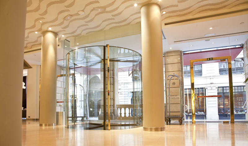 Maximiza el confort de tu hotel con puertas automáticas giratorias de Manusa