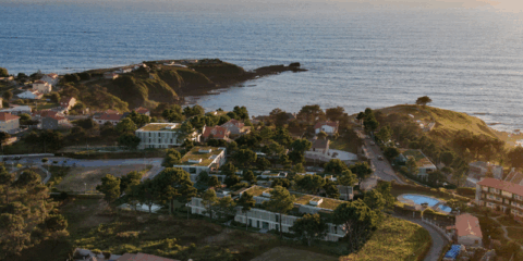 Diseño sostenible y alto rendimiento energético del residencial Foxos en Sanxenxo con madera termotratada de Finsa