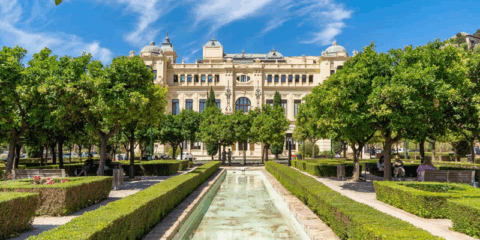 El plan de descarbonización de Málaga mejorará la eficiencia energética de 476 edificios públicos