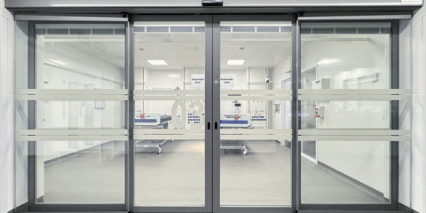 Higiene y seguridad reforzada en hospitales y centros sanitarios con las puertas automáticas de Manusa
