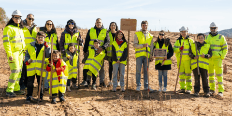 Empleados de Cemex participan en la restauración ambiental de la gravera de Sotopajares