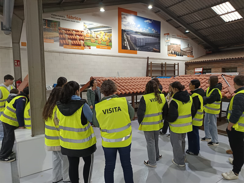 Tejas Verea acerca la cerámica a los estudiantes