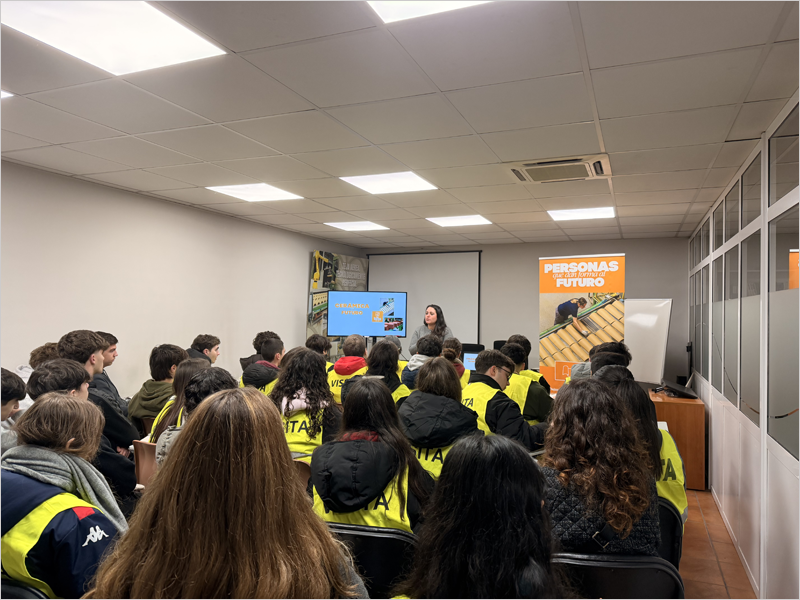 Tejas Verea acerca la cerámica a los estudiantes