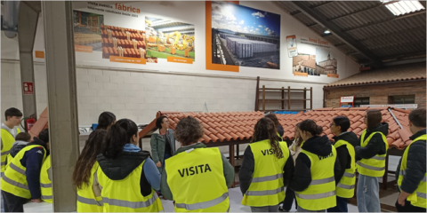 Cuando la fábrica se convierte en aula: Tejas Verea acerca la cerámica a los estudiantes