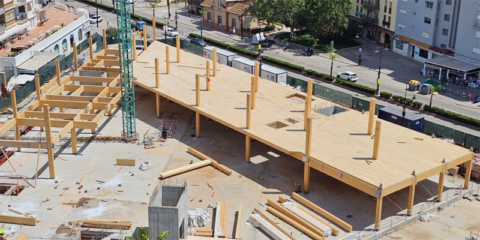 Las obras del Nuevo Mercacentro de Fuengirola avanzan con el montaje de la estructura de madera