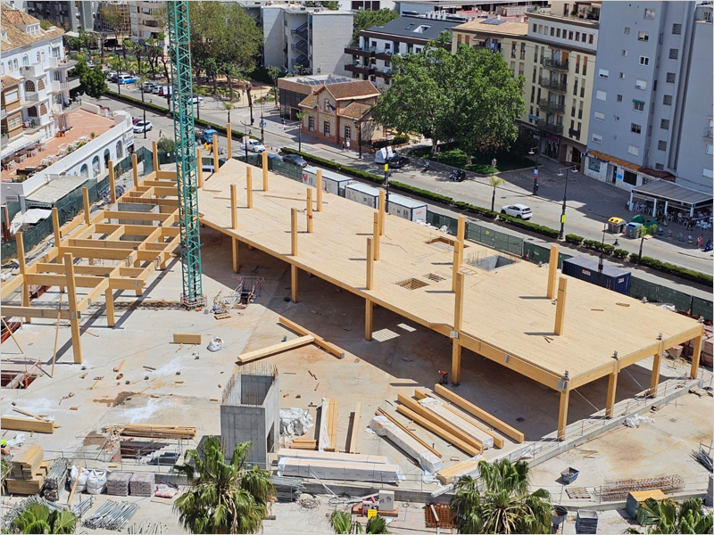 Las obras del Nuevo Mercacentro de Fuengirola avanzan con el montaje de la estructura de madera