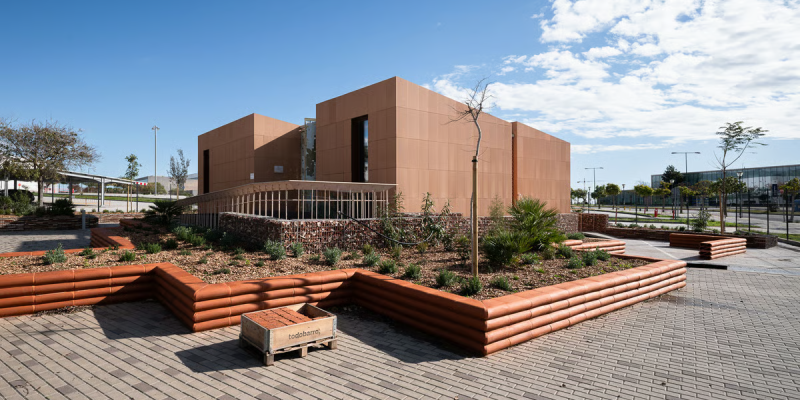 Una casa-patio instalada en el campus de Teatinos de la UMA investiga cómo reducir el calor sin consumo energético.