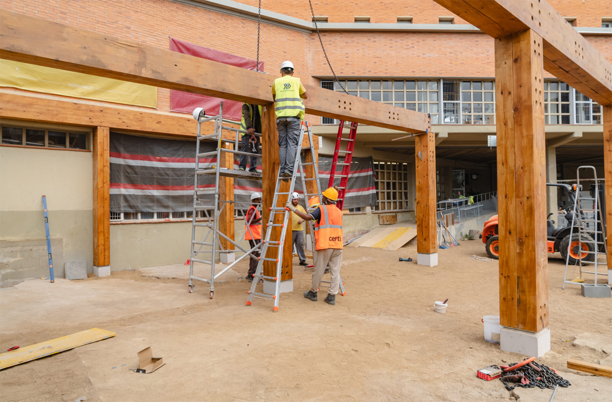La ampliación de la escuela infantil La Mar de Barcelona avanza con una estructura industrializada de madera