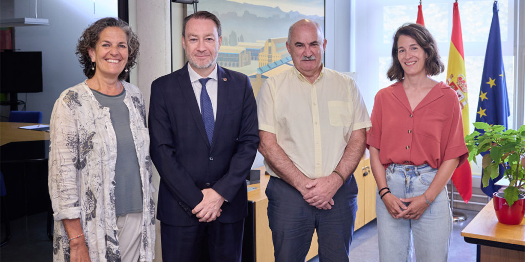 De izquierda a derecha: Itziar Gómez, directora gerente de la sociedad pública medioambiental Orekan; Ramón Gonzalo, rector de la UPNA; Jose Mª Aierdi, consejero de Desarrollo Rural y Medio Ambiente; y Eva Sevigné, técnica de Economía Circular de Orekan.