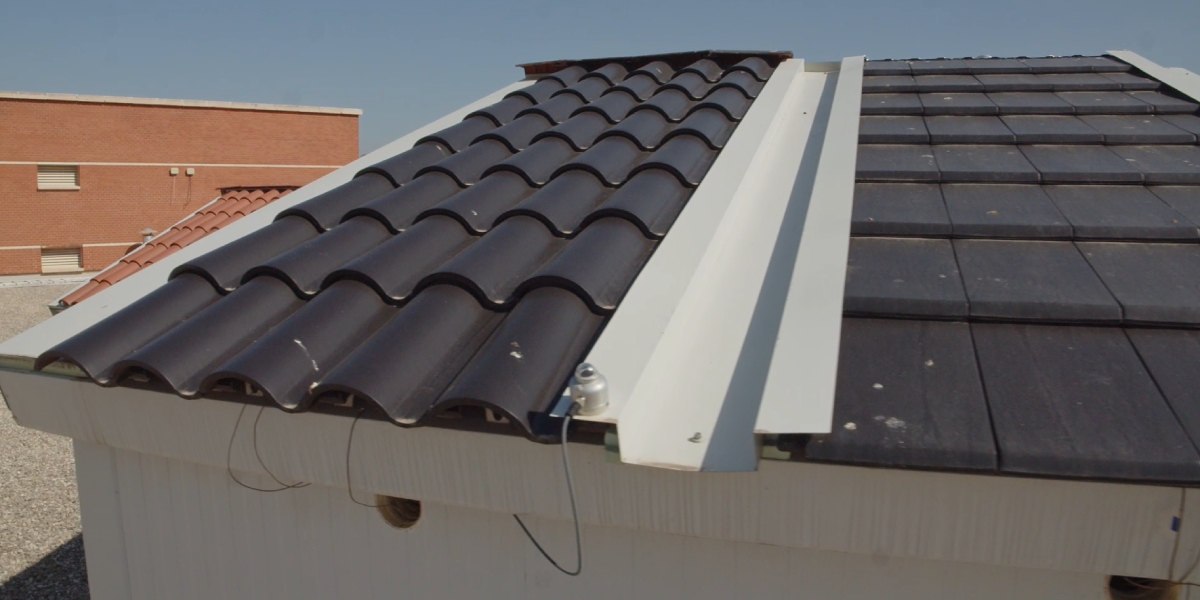 Cubierta de edificio con colectores solares térmicos del proyecto RENOVAT del ITC para rehabilitación energética sostenible