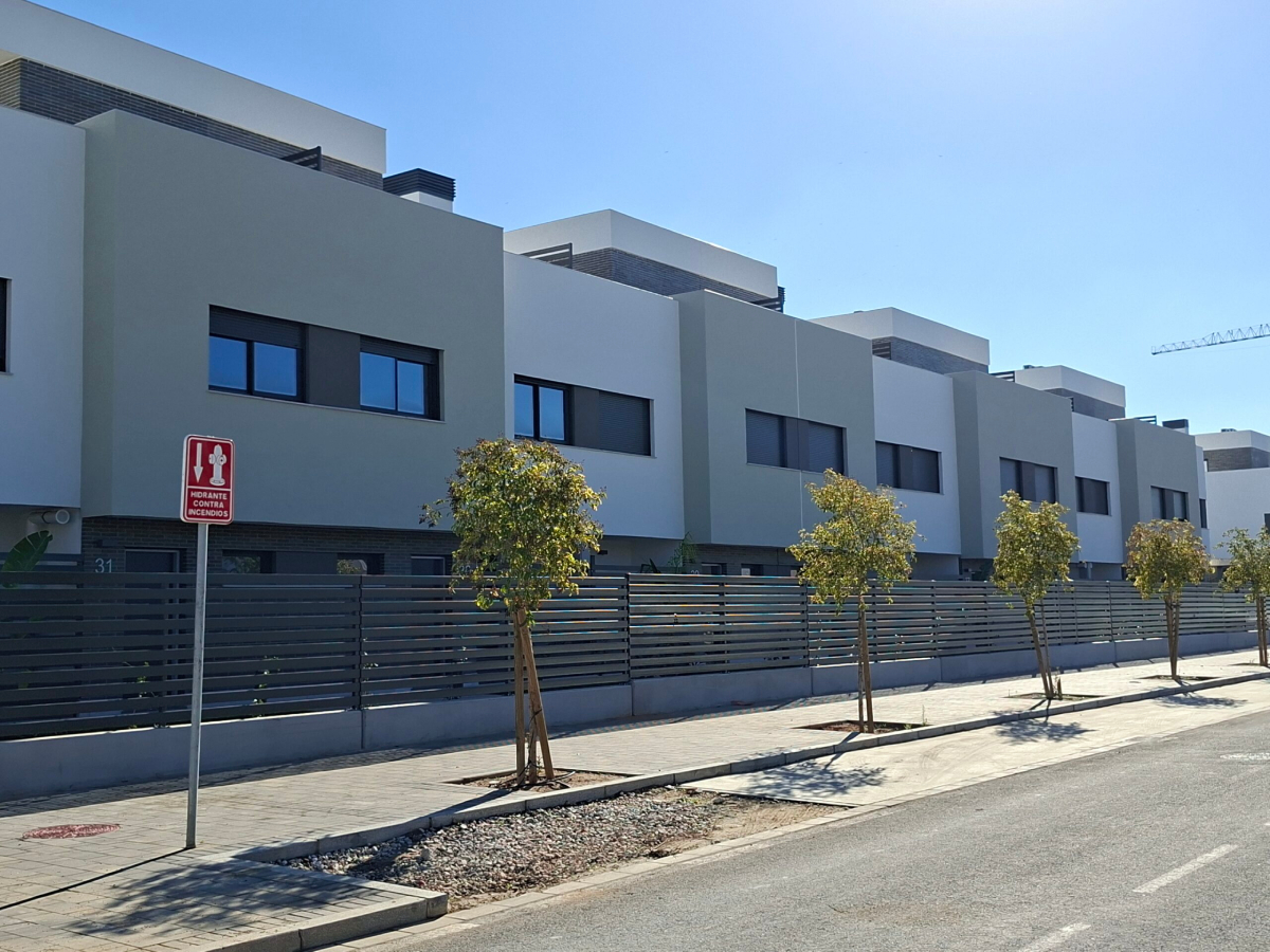 Conjunto residencial Villas del Tíber en Sevilla, con viviendas adosadas y pareadas vinculadas a soluciones Saint-Gobain